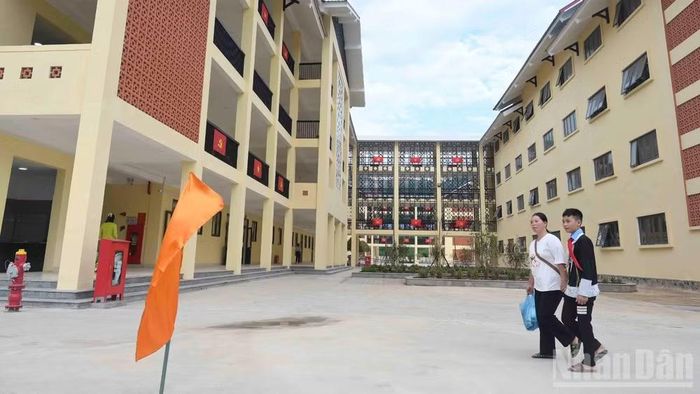 Các em học sinh và phụ huynh phấn khởi trong ngôi trường mới khang trang. (Ảnh: CÔNG HẢI)