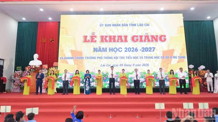 Các đại biểu cắt băng khánh thành Trường phổ thông nội trú tiểu học và trung học cơ sở A Mú Sung. (Ảnh: CÔNG HẢI)