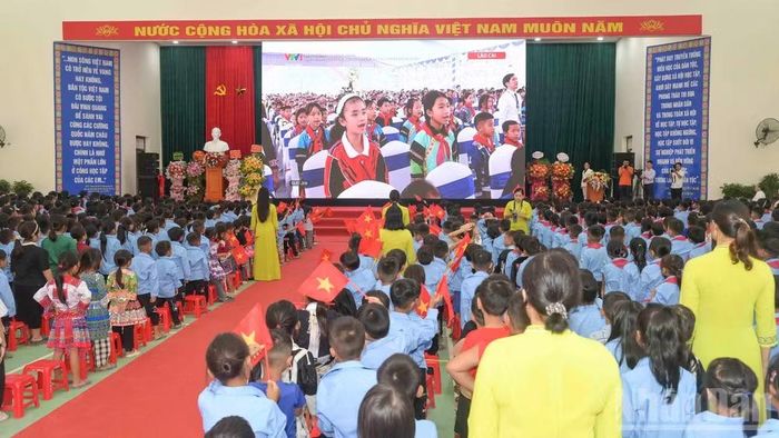 Các đại biểu cùng gần 1.200 em học sinh, cán bộ, giáo viên và đông đảo phụ huynh tham dự Lễ khai giảng được truyền hình trực tiếp trên toàn quốc. (Ảnh: CÔNG HẢI)