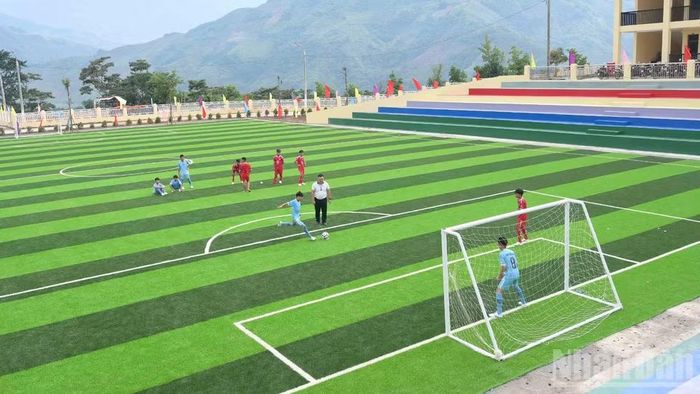 Với các hạng mục được xây dựng đồng bộ, ngôi trường mới mang đến môi trường phát triển giáo dục toàn diện cho các em. (Ảnh: CÔNG HẢI)