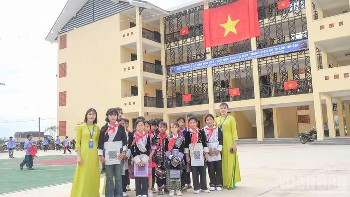 Thầy và trò Trường phổ thông nội trú tiểu học và trung học cơ sở A Mú Sung phấn khởi bước vào năm học mới. (Ảnh: CÔNG HẢI)