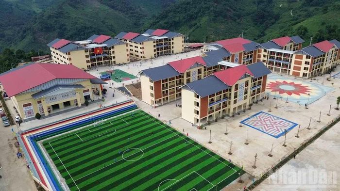 Trường phổ thông nội trú tiểu học và trung học cơ sở A Mú Sung mang đến cho các em học sinh vùng cao, biên giới điều kiện học tập, sinh hoạt tốt hơn. (Ảnh: CÔNG HẢI)