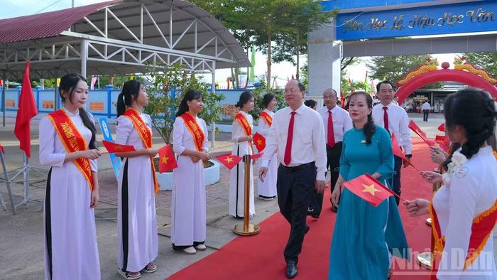 Đồng chí Nguyễn Hồ Hải, Ủy viên Trung ương Đảng, Bí thư Tỉnh ủy Cà Mau (đi đầu tiên), cùng Phó Bí thư Tỉnh ủy, Chủ tịch Ủy ban nhân dân tỉnh Lữ Quang Ngời (đi sau cùng, bên phải) đến dự khai giảng tại Trường trung học cơ sở-trung học phổ thông Tân Bằng. (Ảnh: HỮU TÙNG)