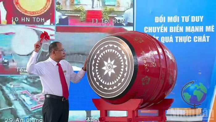 Hiệu trưởng Trường trung học cơ sở-trung học phổ thông Tân Bằng đánh hồi trống hiệu lệnh khai giảng năm học mới 2026-2027. (Ảnh: HỮU TÙNG)