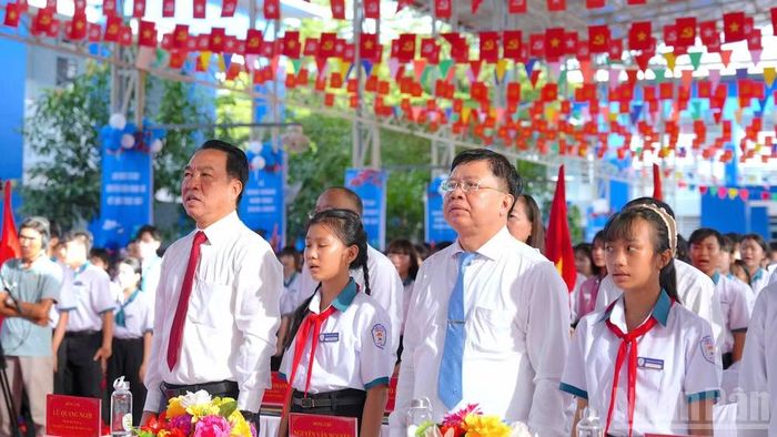 Khoảnh khắc lãnh đạo tỉnh Cà Mau cùng tập thể Trường trung học cơ sở-trung học phổ thông Tân Bằng trang nghiêm chào cờ, hát Quốc ca cùng với các đơn vị trường học trong cả nước. (Ảnh: HỮU TÙNG)