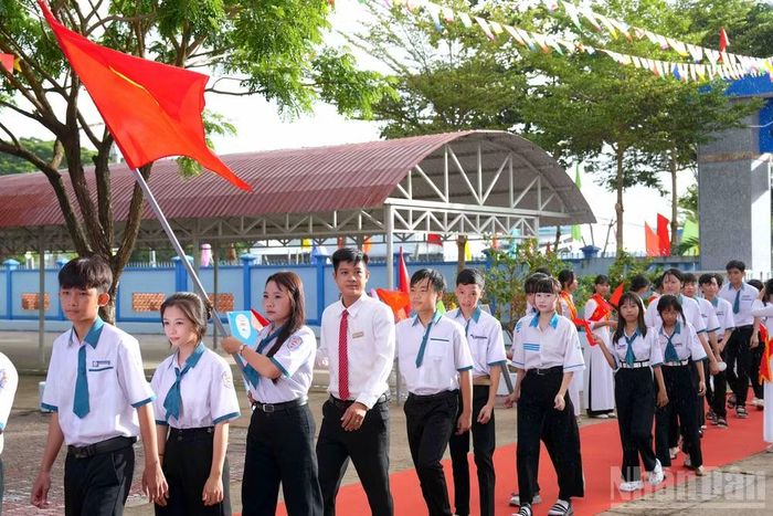 Thầy và trò khối đầu cấp tại Trường trung học cơ sở-trung học phổ thông Tân Bằng vui bước vào dự khai giảng năm học mới. (Ảnh: HỮU TÙNG)