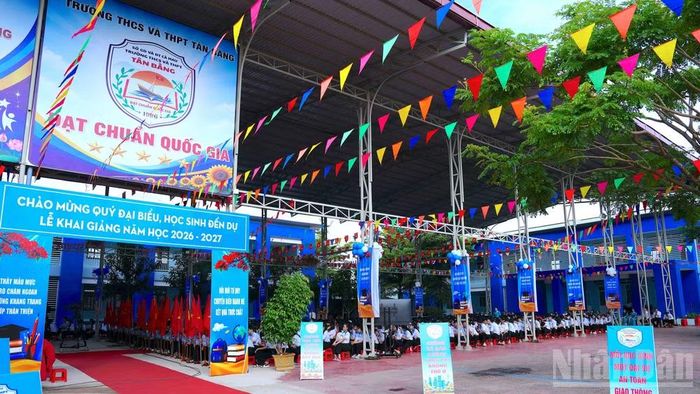 Trường trung học cơ sở-trung học phổ thông Tân Bằng là ngôi trường 2 cấp đầu tiên tại Cà Mau đạt chuẩn quốc gia, nằm trong tốp 10 ngôi trường có bề dày thành tích dạy và học tại Cà Mau. (Ảnh: HỮU TÙNG)