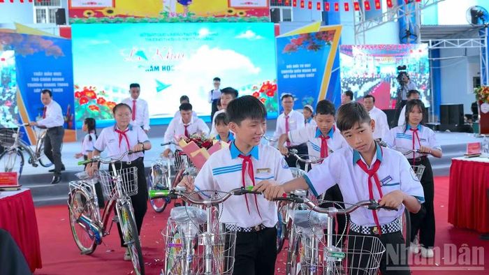Các phần quà là xe đạp "tiếp sức" học sinh có hoàn cảnh khó khăn vùng sông nước Cà Mau đến trường trong năm học mới. (Ảnh: HỮU TÙNG)
