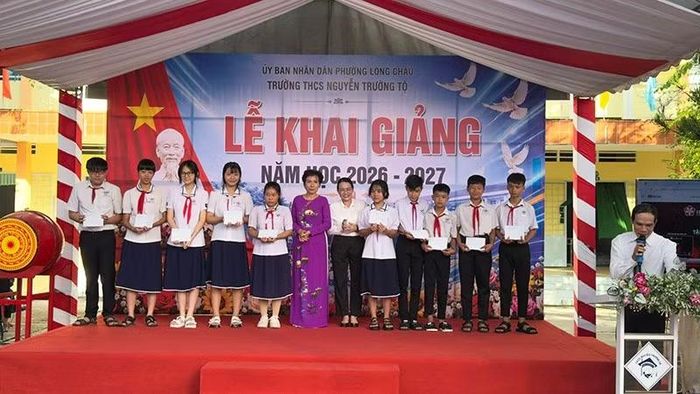 Trao học bổng cho các em học sinh Trường trung học cơ sở Nguyễn Trường Tộ. (Ảnh: BÁ DŨNG)