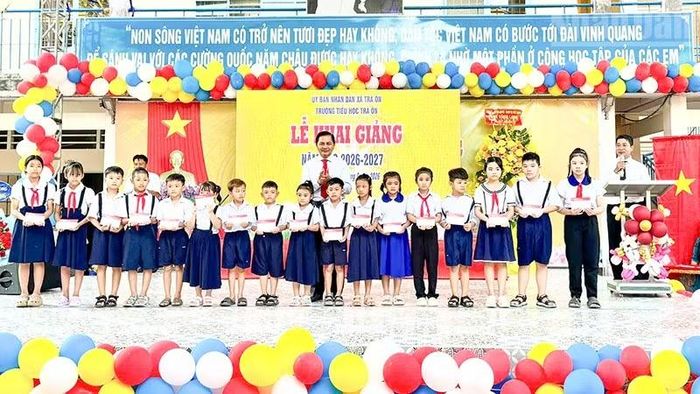 Bí thư Tỉnh ủy Vĩnh Long Trần Văn Lâu trao học bổng cho học sinh vượt khó học giỏi tại Trường tiểu học Trà Ôn. (Ảnh: CTV)