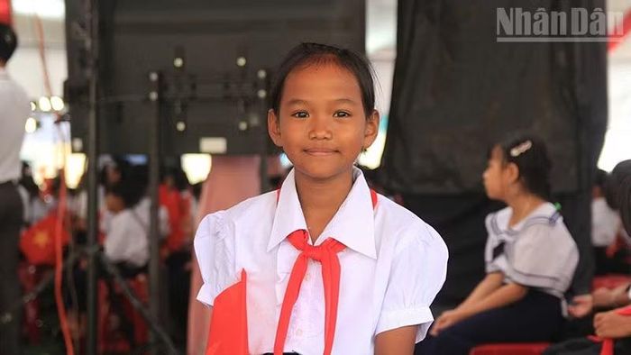 Em Rơ Mah Tình vui mừng khi được học trong ngôi trường mới. (Ảnh: PHÚC THẮNG)