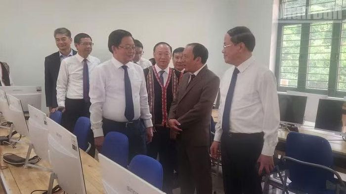 Phó Thủ tướng Hồ Quốc Dũng kiểm tra cơ sở vật chất tại Trường phổ thông nội trú tiểu học và trung học cơ sở Ia Púch. (Ảnh: PHÚC THẮNG)