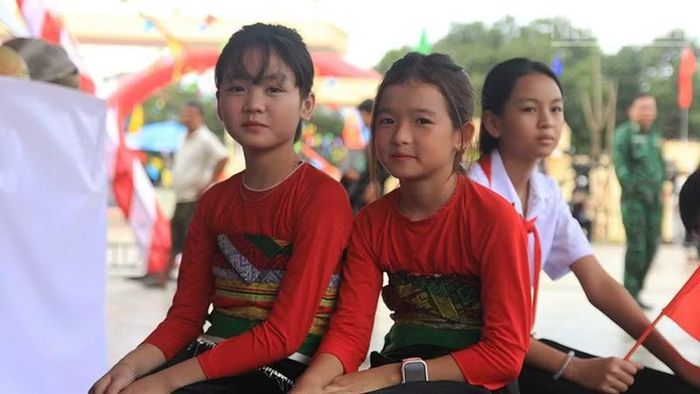 Em Lương Ngà Dung (giữa) cùng bạn háo hức chào đón năm học mới. (Ảnh: PHÚC THẮNG)