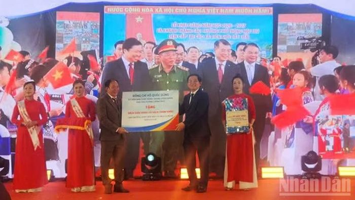 Phó Thủ tướng Hồ Quốc Dũng tặng sách giáo khoa và sách tham khảo cho Trường phổ thông nội trú tiểu học và trung học cơ sở Ia Púch. (Ảnh: PHÚC THẮNG)