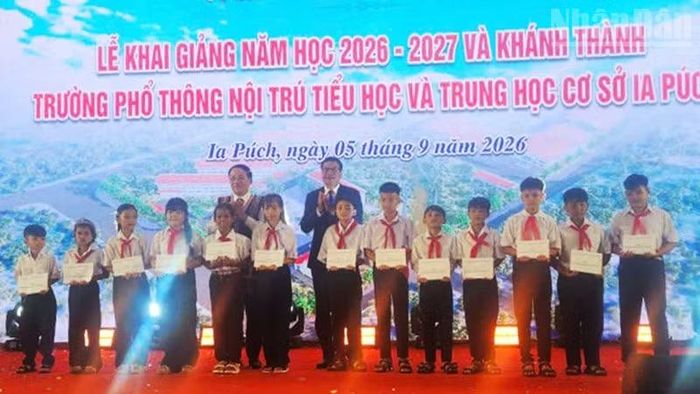 Đồng chí Phạm Anh Tuấn tặng quà cho các em học sinh. (Ảnh: PHÚC THẮNG)