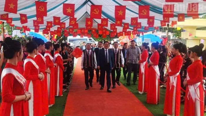 Phó Thủ tướng Hồ Quốc Dũng dự khai giảng năm học mới tại Trường phổ thông nội trú tiểu học và trung học cơ sở Ia Púch. (Ảnh: PHÚC THẮNG)