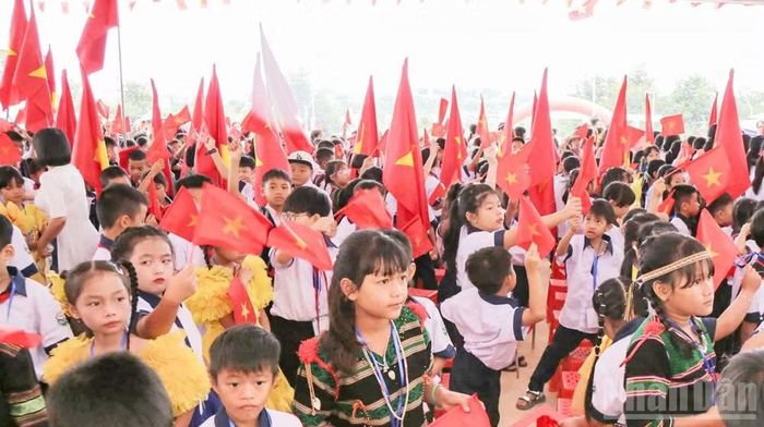 Hàng trăm học sinh vùng biên giới xã Thuận An nô nức chào đón khai giảng năm học mới và khánh thành ngôi trường mới.