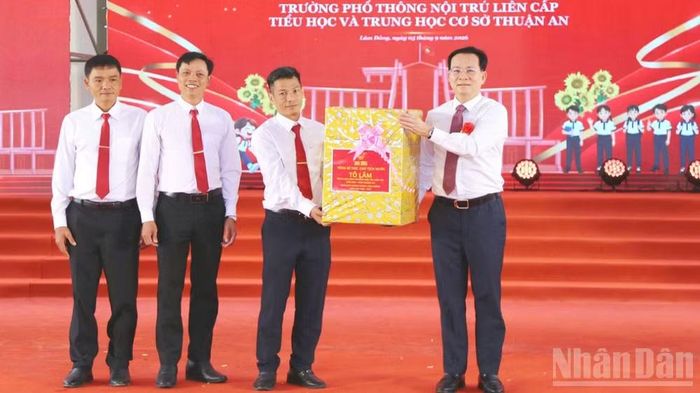 Ủy viên Trung ương Đảng, Chủ tịch Ủy ban nhân dân tỉnh Lâm Đồng Hồ Văn Mười tặng quà cho Trường nội trú biên giới Thuận An.