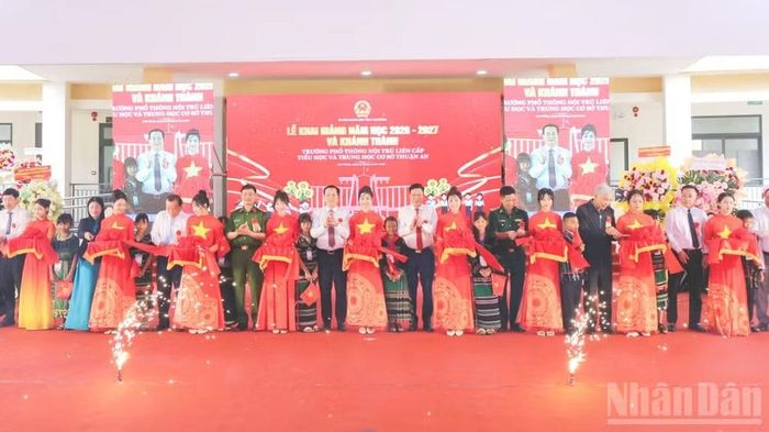 Lãnh đạo tỉnh Lâm Đồng và đại diện sở, ngành, địa phương cắt băng khánh thành Trường nội trú liên cấp biên giới, xã Thuận An, tỉnh Lâm Đồng.