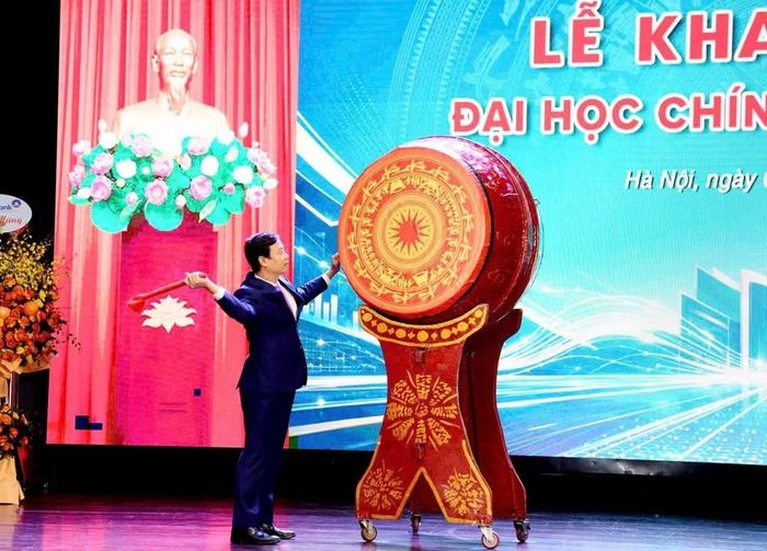  Phó Giáo sư, Tiến sĩ Bùi Đức Thọ, Bí thư Đảng ủy, Giám đốc Đại học Kinh tế Quốc dân thực hiện đánh trống khai giảng năm học 2026-2027. (Ảnh: TUẤN ANH) 