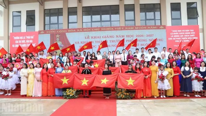 Thầy và trò Trường phổ thông nội trú liên cấp tiểu học và trung học cơ sở xã Buôn Đôn bước vào năm học mới. (Ảnh: CÔNG LÝ)