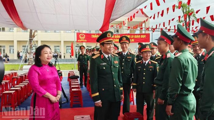 Đại tướng Nguyễn Tân Cương, Ủy viên Trung ương Đảng, Ủy viên Thường vụ Quân ủy Trung ương, Tổng Tham mưu trưởng, Thứ trưởng Quốc phòng; đồng chí Cao Thị Hòa An, Ủy viên Trung ương Đảng, Phó Bí thư Thường trực Tỉnh ủy, Chủ tịch Hội đồng nhân dân tỉnh Đắk Lắk dự lễ khai giảng tại Trường phổ thông nội trú liên cấp tiểu học và trung học cơ sở xã Ea Rốk. (Ảnh: CÔNG LÝ)