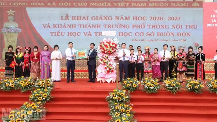 Lãnh đạo tỉnh Đắk Lắk tặng hoa và quà chúc mừng năm học mới thầy và trò Trường phổ thông nội trú liên cấp tiểu học và trung học cơ sở xã Buôn Đôn. (Ảnh: CÔNG LÝ)