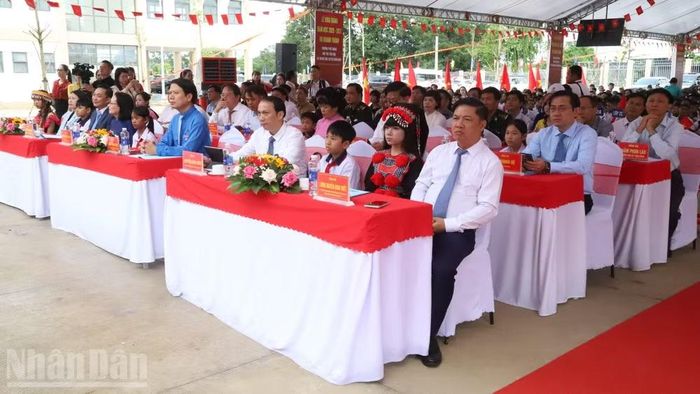 Đồng chí Lương Nguyễn Minh Triết, Ủy viên Trung ương Đảng, Bí thư Tỉnh ủy Đắk Lắk và các đại biểu dự lễ khai giảng tại Trường phổ thông nội trú liên cấp tiểu học và trung học cơ sở xã Buôn Đôn. (Ảnh: CÔNG LÝ)
