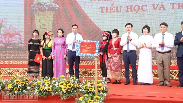 Lãnh đạo tỉnh Đắk Lắk tặng quà của Tổng Bí thư, Chủ tịch nước Tô Lâm cho thầy và trò Trường phổ thông nội trú liên cấp tiểu học và trung học cơ sở xã Buôn Đôn. (Ảnh: CÔNG LÝ)