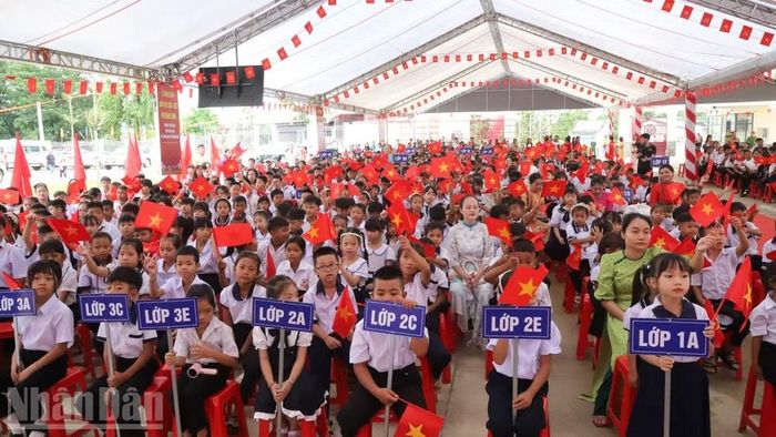 Các cháu học sinh Trường phổ thông nội trú liên cấp tiểu học và trung học cơ sở xã Buôn Đôn dự khai giảng năm học mới. (Ảnh: CÔNG LÝ)