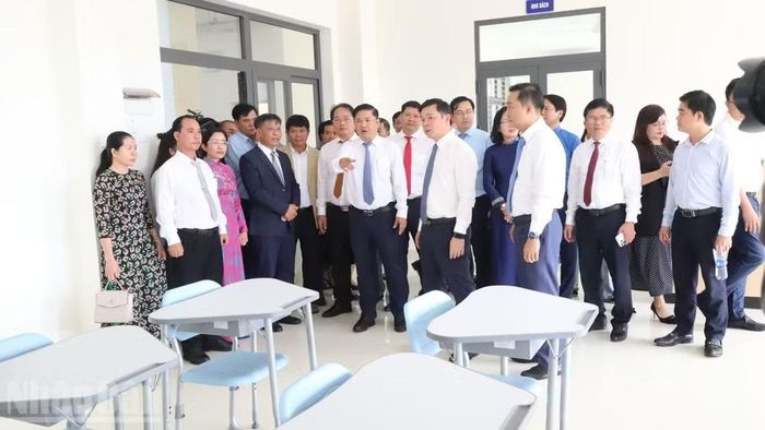Lãnh đạo tỉnh Đắk Lắk kiểm tra cơ sở vật chất tại Trường phổ thông nội trú liên cấp tiểu học và trung học cơ sở xã Buôn Đôn. (Ảnh: CÔNG LÝ)