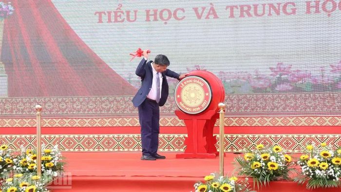 Hiệu trưởng Trường phổ thông nội trú liên cấp tiểu học và trung học cơ sở xã Buôn Đôn Thái Văn Lộc đánh trống khai giảng năm học mới. (Ảnh: CÔNG LÝ)