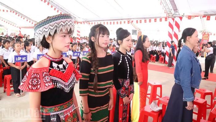 Học sinh dân tộc thiểu số Trường phổ thông nội trú liên cấp tiểu học và trung học cơ sở xã Buôn Đôn dự lễ khai giảng năm học mới. (Ảnh: CÔNG LÝ)
