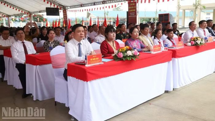 Chủ tịch Ủy ban nhân dân tỉnh Đắk Lắk Đỗ Hữu Huy và các đại biểu dự lễ khai giảng tại Trường phổ thông nội trú liên cấp tiểu học và trung học cơ sở xã Buôn Đôn. (Ảnh: CÔNG LÝ)