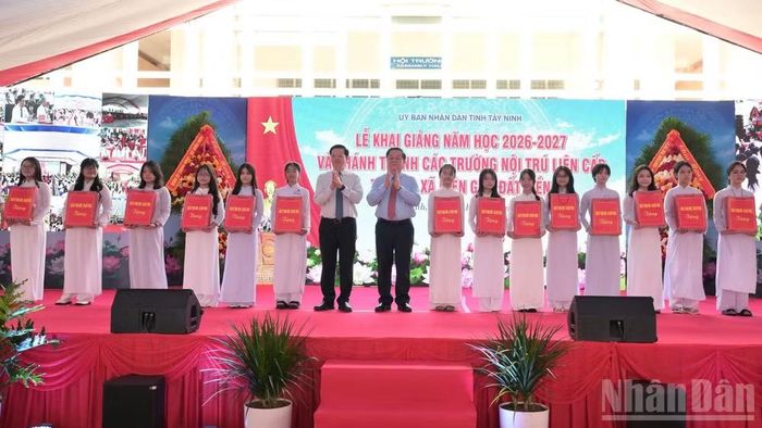 Đại tướng Nguyễn Trọng Nghĩa trao quà tặng học sinh có hoàn cảnh khó khăn.