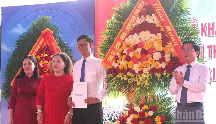 Ủy viên Ban Chấp hành Trung ương Đảng, Bí thư Tỉnh ủy Tây Ninh Nguyễn Văn Quyết tặng hoa chúc mừng cho tập thể Trường trung học phổ thông Trần Văn Giàu nhân dịp khai giảng năm học mới.