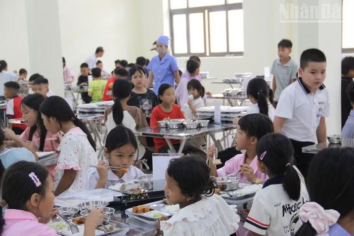 Các em học sinh thực hiện việc ăn uống trong phòng ăn sạch sẽ, bảo đảm. (Ảnh: QUỐC ĐẠT)