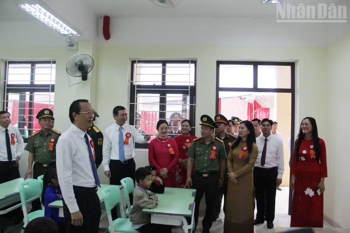 Các đại biểu tham quan phòng học của các học sinh. (Ảnh: QUỐC ĐẠT)