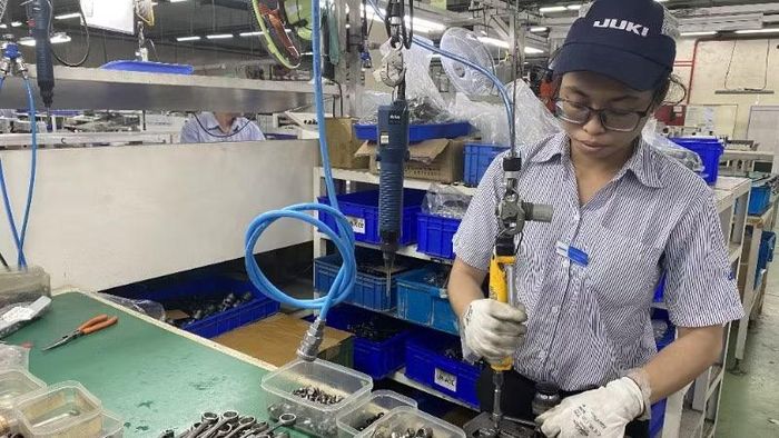 Lao động trong dây chuyền sản xuất của một doanh nghiệp ở Khu chế xuất Tân Thuận, Thành phố Hồ Chí Minh. (Ảnh: QUÝ HIỀN)