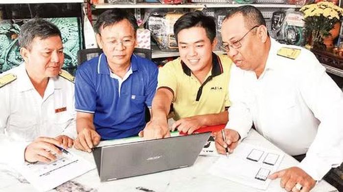 Hộ kinh doanh cũng thuộc đối tượng tham gia bảo hiểm xã hội. (Ảnh minh họa: Công chức Thuế cơ sở 4 (An Giang) hướng dẫn chủ hộ kinh doanh cách kê khai hàng hóa/KIỀU DIỄM)