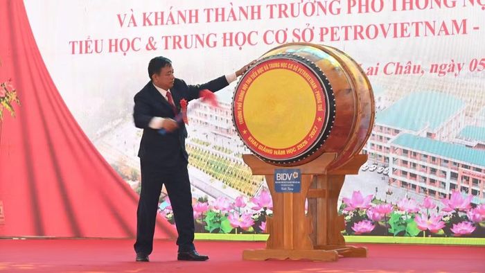 Hiệu trưởng Trường nội trú liên cấp Petrovietnam-Phong Thổ Phùng Văn Ơn đánh trống khai giảng năm học mới. (Ảnh: TRẦN TUẤN)