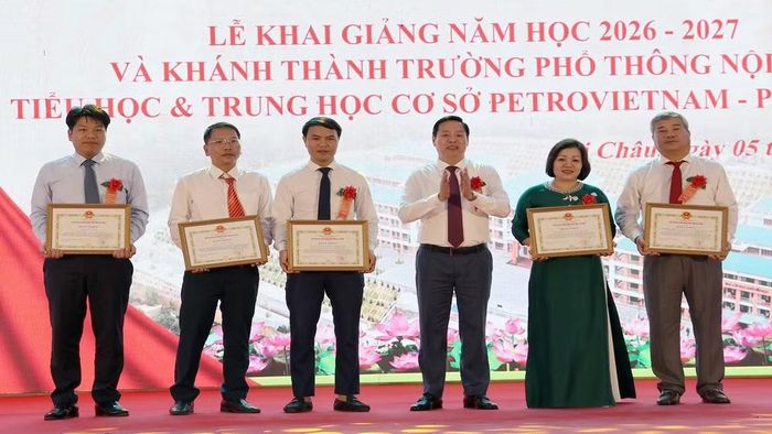 Chủ tịch tỉnh Lai Châu Hà Quang Trung tặng bằng khen cho đại diện các đơn vị có thành tích trong việc xây dựng Trường nội trú liên cấp Petrovietnam-Phong Thổ. (Ảnh: TRẦN TUẤN)