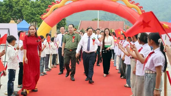 Bí thư Tỉnh ủy Lai Châu Lê Minh Ngân cùng các đại biểu dự Lễ khai giảng và khánh thành Trường nội trú liên cấp Pa Tần. (Ảnh: Báo và Phát thanh truyền hình Lai Châu)