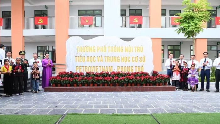 Đồng chí Hà Thị Nga, Ủy viên Trung ương Đảng, Phó Chủ tịch-Tổng Thư ký Ủy ban Trung ương Mặt trận Tổ quốc Việt Nam và lãnh đạo tỉnh Lai Châu cùng các đại biểu gắn biển công trình Trường nội trú liên cấp Petrovietnam-Phong Thổ. (Ảnh: TRẦN TUẤN)