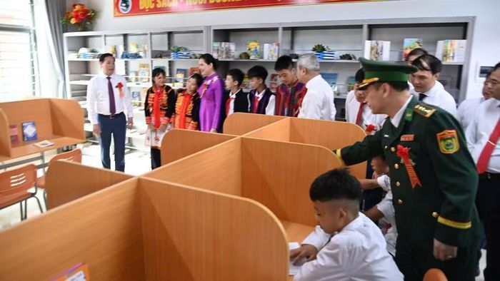 Các đại biểu thăm phòng lớp học của Trường nội trú liên cấp Petrovietnam-Phong Thổ. (Ảnh: TRẦN TUẤN)