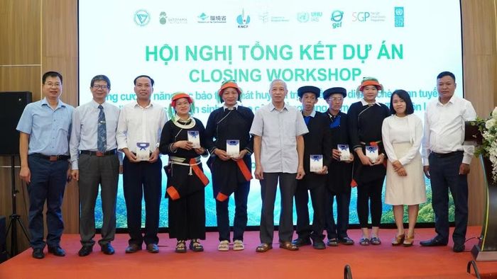 Liên hiệp các Hội Khoa học và Kỹ thuật Tuyên Quang tặng quà cho các hộ tiêu biểu của xã Cao Bồ trong triển khai dự án. (Ảnh: Minh Hoa)