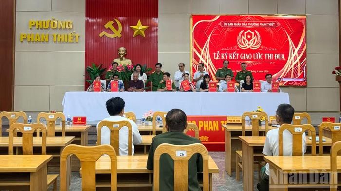 Các đơn vị ký cam kết triển khai. (Ảnh: THANH HẢI)