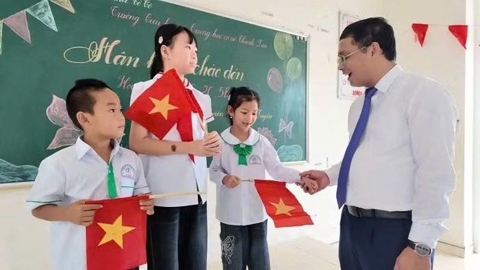 Lãnh đạo đặc khu Cô Tô động viên các em học sinh trường liên cấp đảo Trần trong Ngày khai giảng. (Ảnh: THU BÁU)
