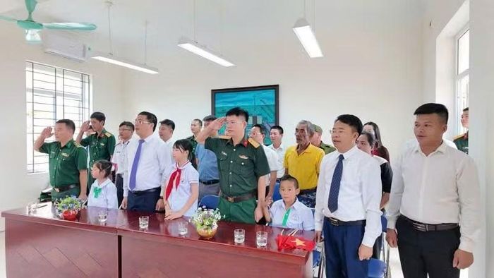 Lễ khai giảng năm học mới trên đảo Trần được tổ chức trang trọng và đầy đủ. (Ảnh: THU BÁU)