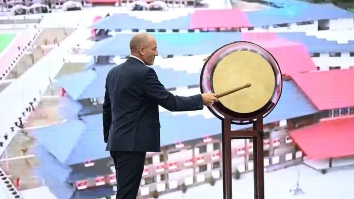 Giáo sư, Tiến sĩ René Thiele, Hiệu trưởng Trường đại học Việt Đức đánh trống khai giảng năm học mới. (Ảnh: VGU)